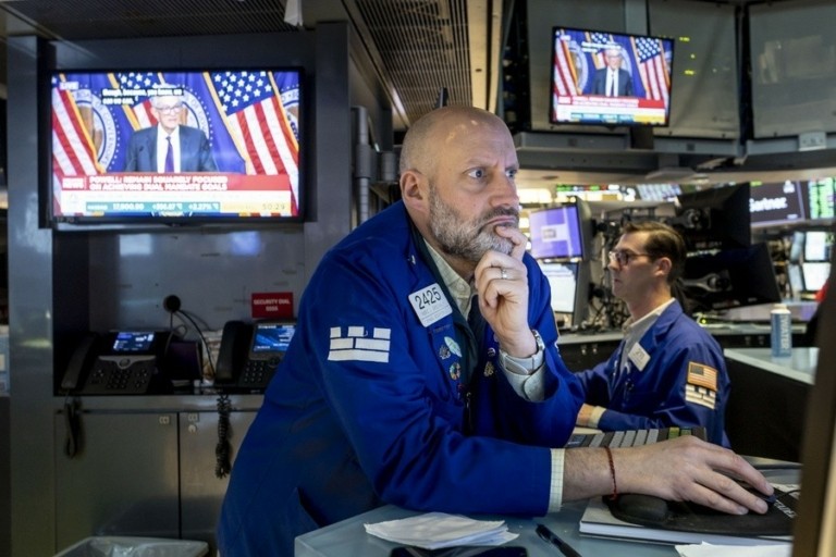 Υψηλή μεταβλητότητα στη Wall Street – Συνεχείς ανατροπές από τη διπλή έκπληξη της Fed