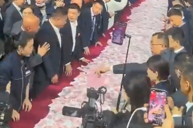 26 εκατομμύρια δολάρια «ζωντανά» πάνω στο τραπέζι – Το μπόνους που έδωσε  Κινέζος CEO και είχε μόνο έναν όρο – Βίντεο