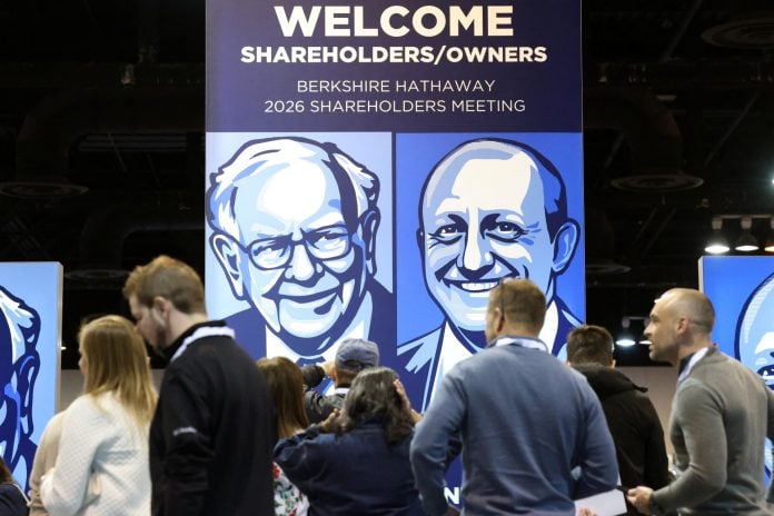 Berkshire Hathaway: Κάθεται σε ρευστό άνω των 380 δισ. δολαρίων – Γιατί πουλάει μετοχές επί 14 τρίμηνα