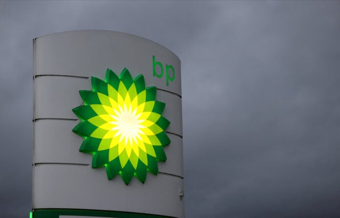 BP: Αύξηση 32% στα καθαρά έσοδα το δ’ τρίμηνο – Αναστέλλει την επαναγορά μετοχών
