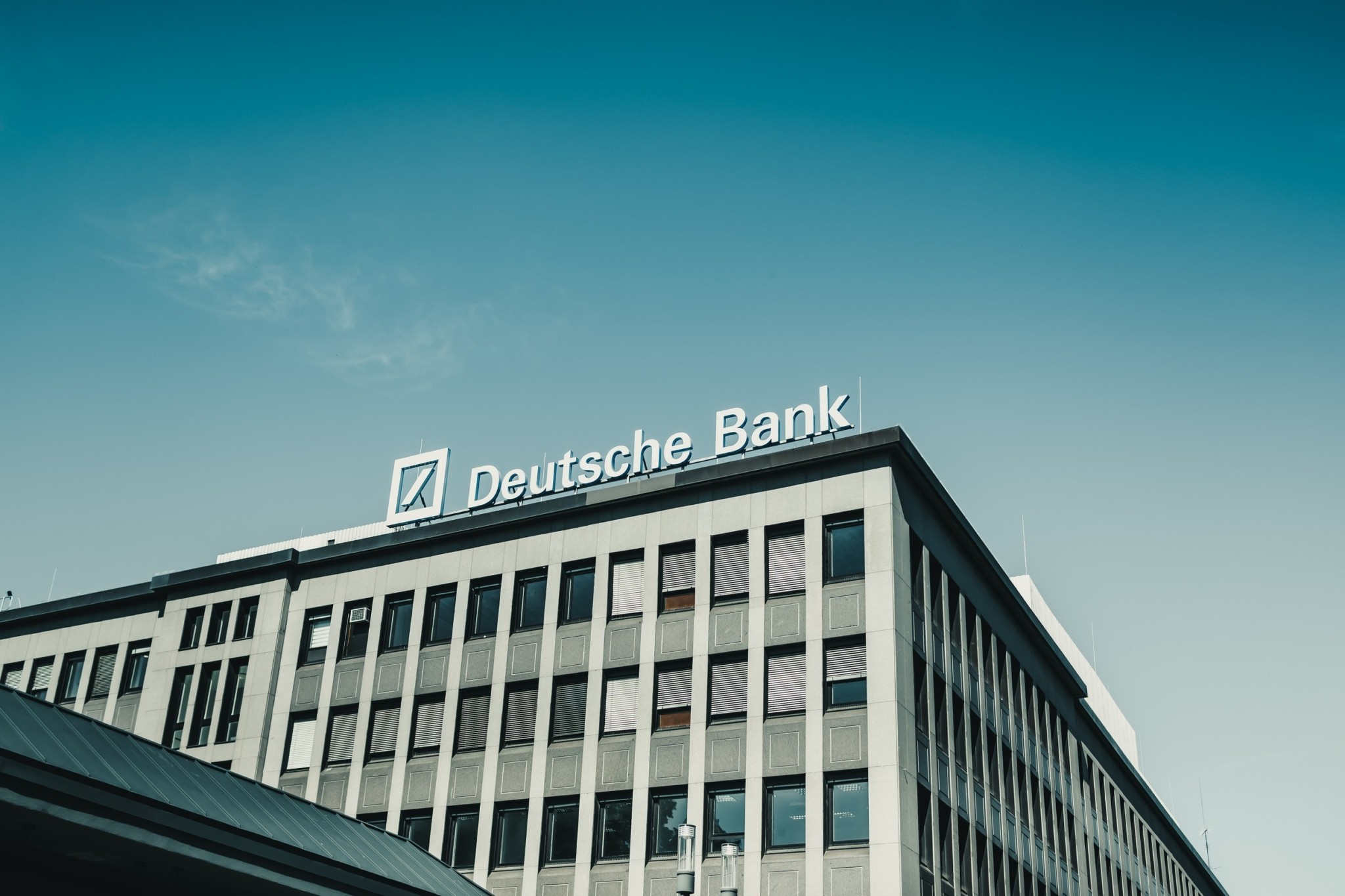 Deutsche Bank: Γιατί παραμένει «μοναχικός ταύρος» όσον αφορά τη γερμανική οικονομία