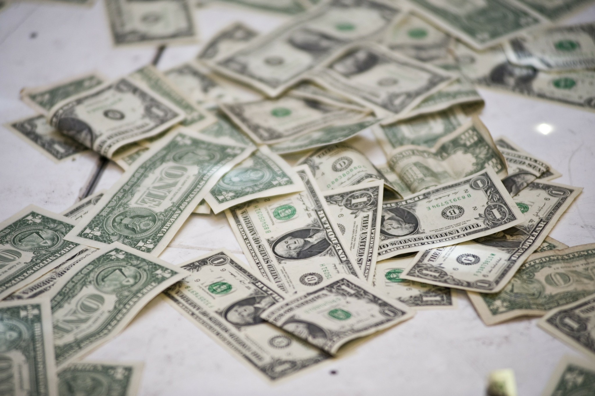 Δολάριο: Ξανά σε πτώση με φόντο το «debasement trade» – Οι αγορές αμφισβητούν τη γραμμή Μπέσεντ