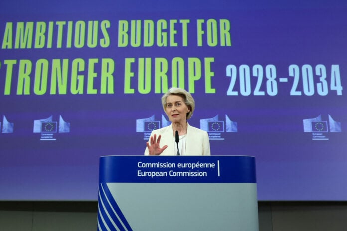 Ευρωκοινοβούλιο: Το ΕΛΚ της φον ντερ Λάιεν απειλεί να απορρίψει τον μακροπρόθεσμο προϋπολογισμό