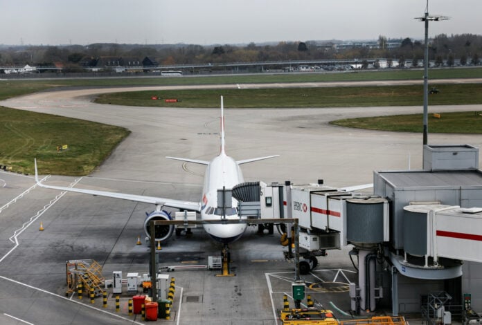 Εκεχειρία χωρίς άμεση ανακούφιση για τις αερομεταφορές – Οι τιμές των καυσίμων πιέζουν τον κλάδο