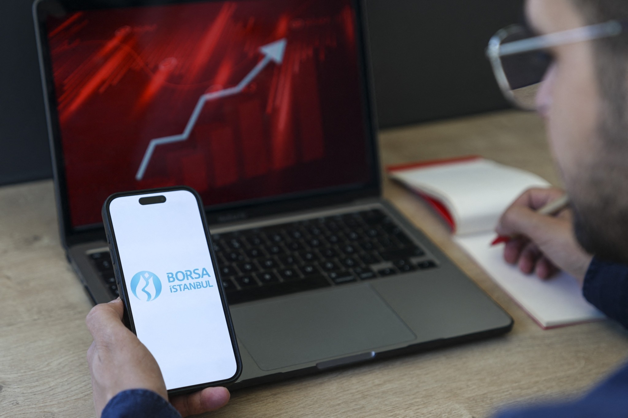 Η μυστηριώδης μετοχή που αναστάτωσε το χρηματιστήριο της Τουρκίας – Ξέφρενο ράλι… 40.000% (γραφήματα)