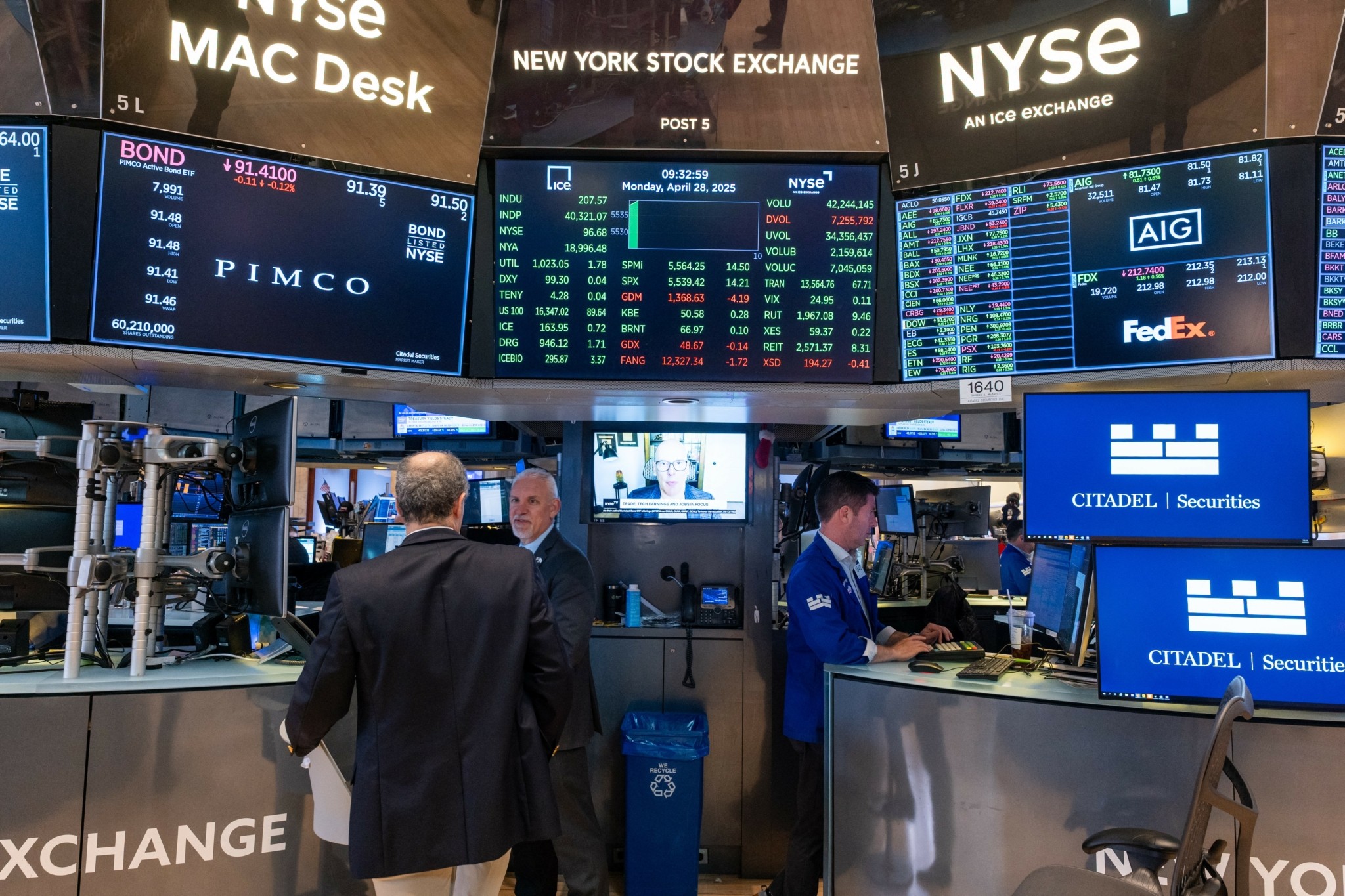 Η Wall Street έμεινε κοντά στις κορυφές της με ισχυρή εβδομαδιαία άνοδο