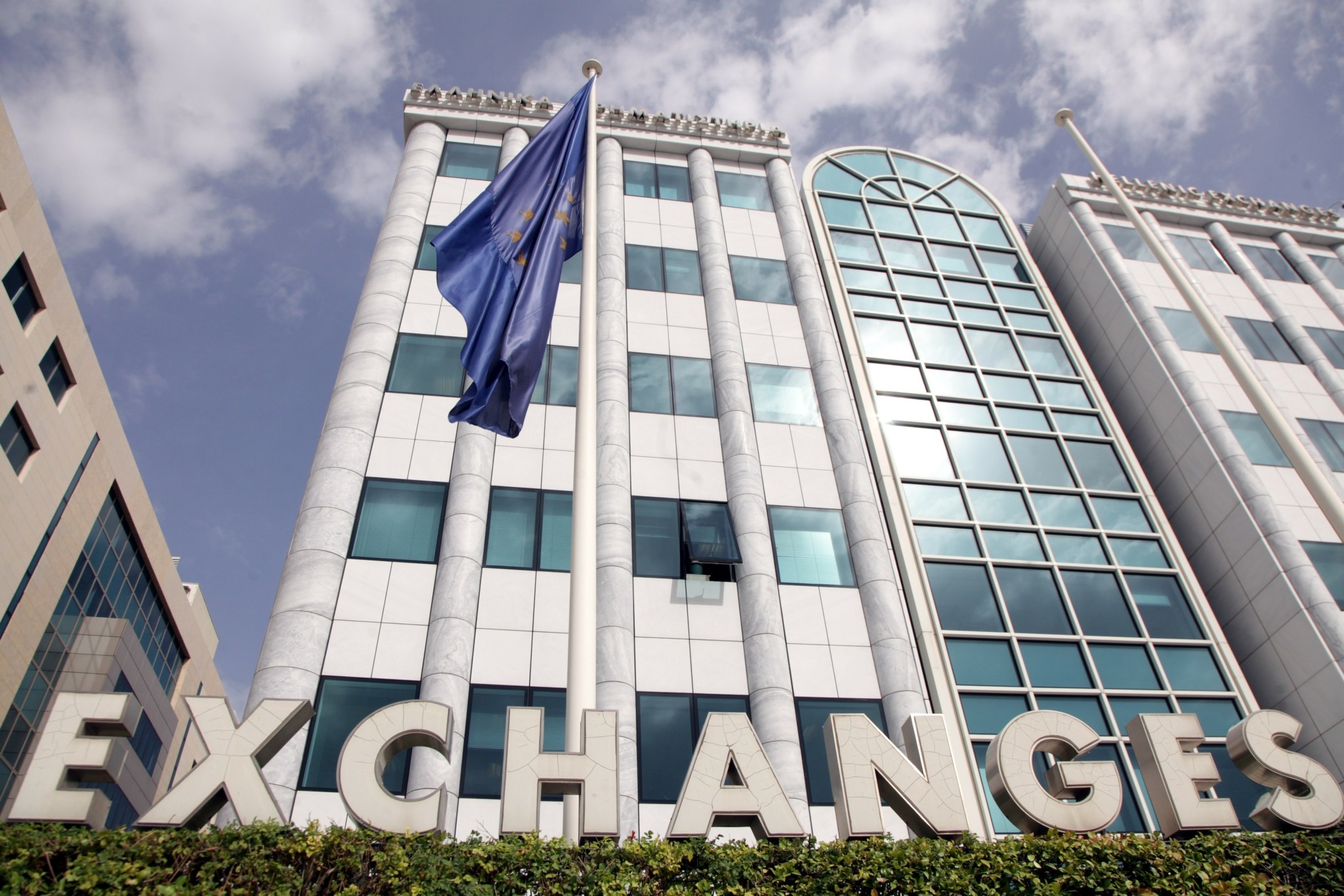 Κέρδη άνω του 1% στο Χρηματιστήριο κόντρα στο αρνητικό κλίμα των διεθνών αγορών και στις απειλές Τραμπ