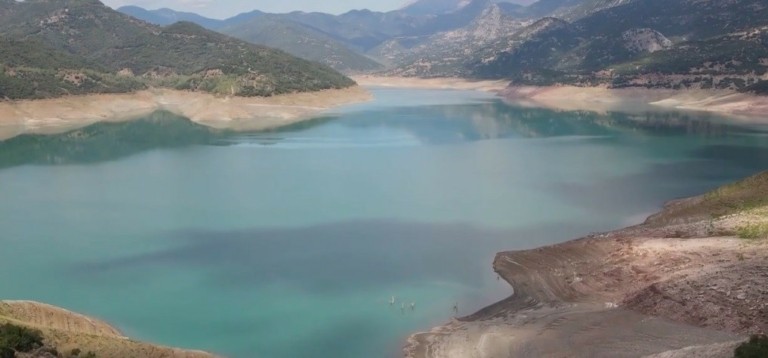 Λίμνη Μόρνου: Νέα υποχώρηση στην επιφάνεια της – Στα χαμηλότερα επίπεδα της 10ετίας το ετήσιο ύψος βροχής 