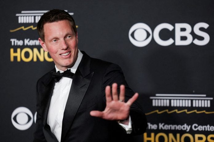 Ντέιβιντ Έλισον: Ο άνθρωπος πίσω από την «τρικλοποδιά» στο Netflix για την Warner Bros –  Γιος δισεκατομμυριούχου, λάτρης του «Top Gun» και για λίγο ηθοποιός