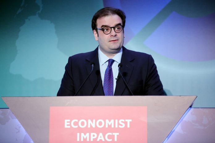 Πιερρακάκης από το βήμα του Economist: Ανταγωνιστικότητα, ενέργεια και θεσμοί στο επίκεντρο της επόμενης ημέρας