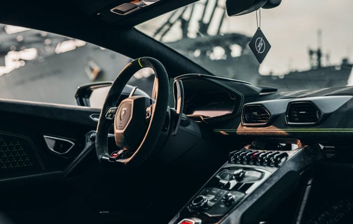 Πολυτελή αυτοκίνητα: Πώς λειτουργούν τα κυκλώματα με απώλειες χιλιάδων ευρώ για το κράτος