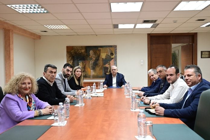 Προς αποκλιμάκωση το «μέτωπο» με τους βενζινοπώλες μετά τη συνάντηση με Θεοδωρικάκο – Voucher 3.000 ευρώ σε πρατηριούχους