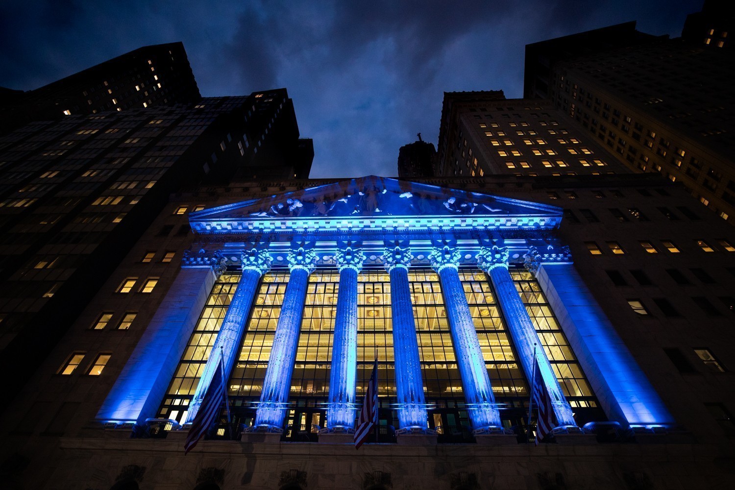 Ράλι στη Wall Street μετά τη νέα μείωση επιτοκίων – Οι αγορές «ποντάρουν» σε περισσότερη χαλάρωση