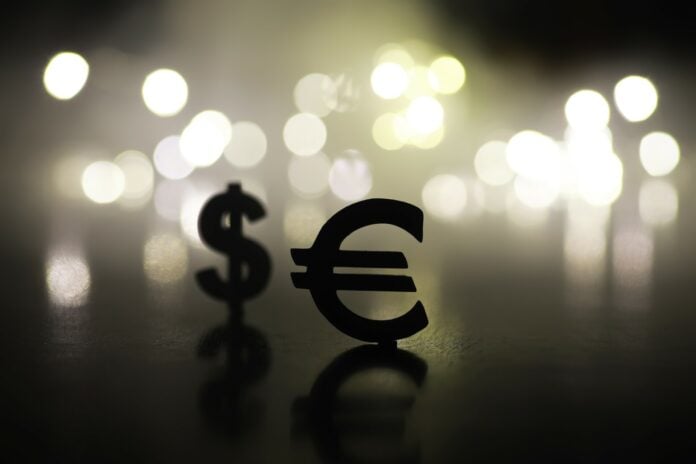 Σε πτώση πάλι το δολάριο