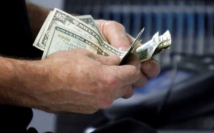 Σε θέση ισχύος το δολάριο