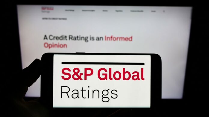 S&P: Αναβαθμίζει τις προοπτικές για τις 3 συστημικές τράπεζες – Τι βλέπει για οικονομία και ακίνητα