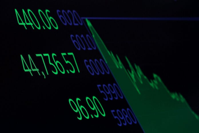 Στάσιμη η Wall Street υπό το βάρος των δηλώσεων Τραμπ