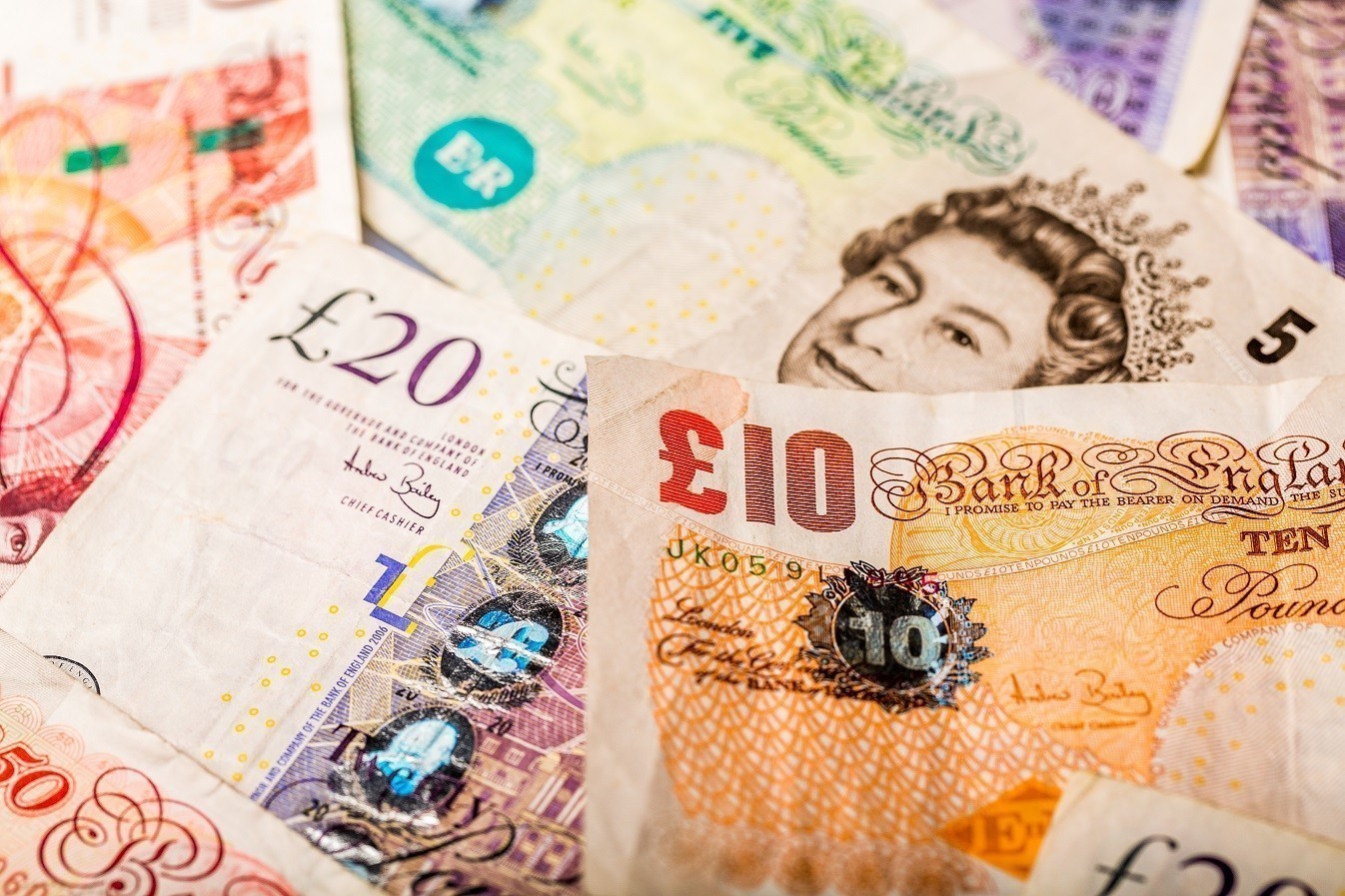 Στερλίνα: Στο χαμηλότερο επίπεδο διμήνου έναντι του δολαρίου εν μέσω πολιτικής αβεβαιότητας