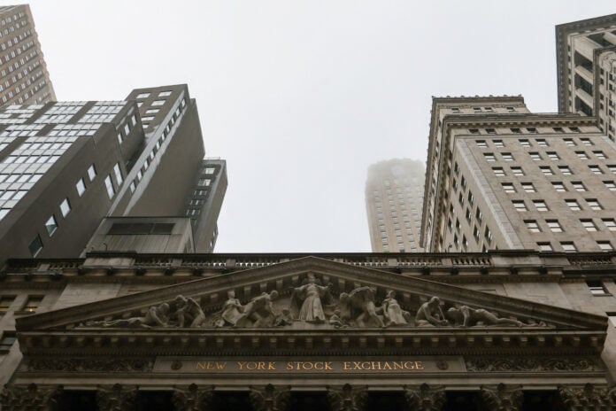 Wall Street: Μπόνους-ρεκόρ για τους τραπεζίτες – Μαύρη τρύπα για τα ταμεία της Νέας Υόρκης