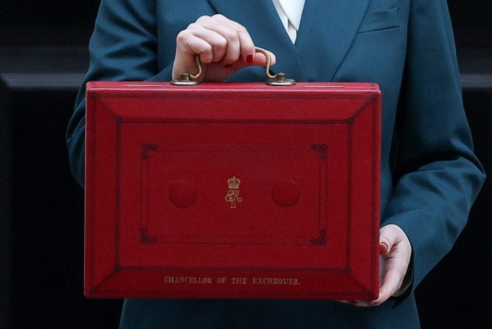 Χρηματιστήρια: Ξεπέρασε τις 2.100 μονάδες η Αθήνα – Οι φόροι της Ριβς στις βίλες στο επίκεντρο στη Βρετανία